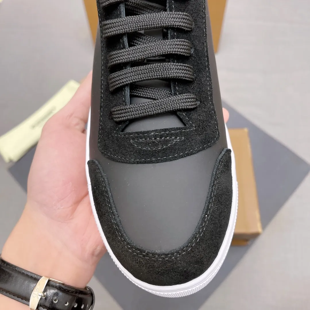 p380 【Burberry】Burberry’s new men’s casual shoes! Classic striped cloth paired with imported first-layer silk calfskin and high-mercerized nubuck leather. Real sheepskin lining is very comfortable. Original outsole. Two-color selection, details determine quality. Welcome to compare. Size: 38-44 No. 019